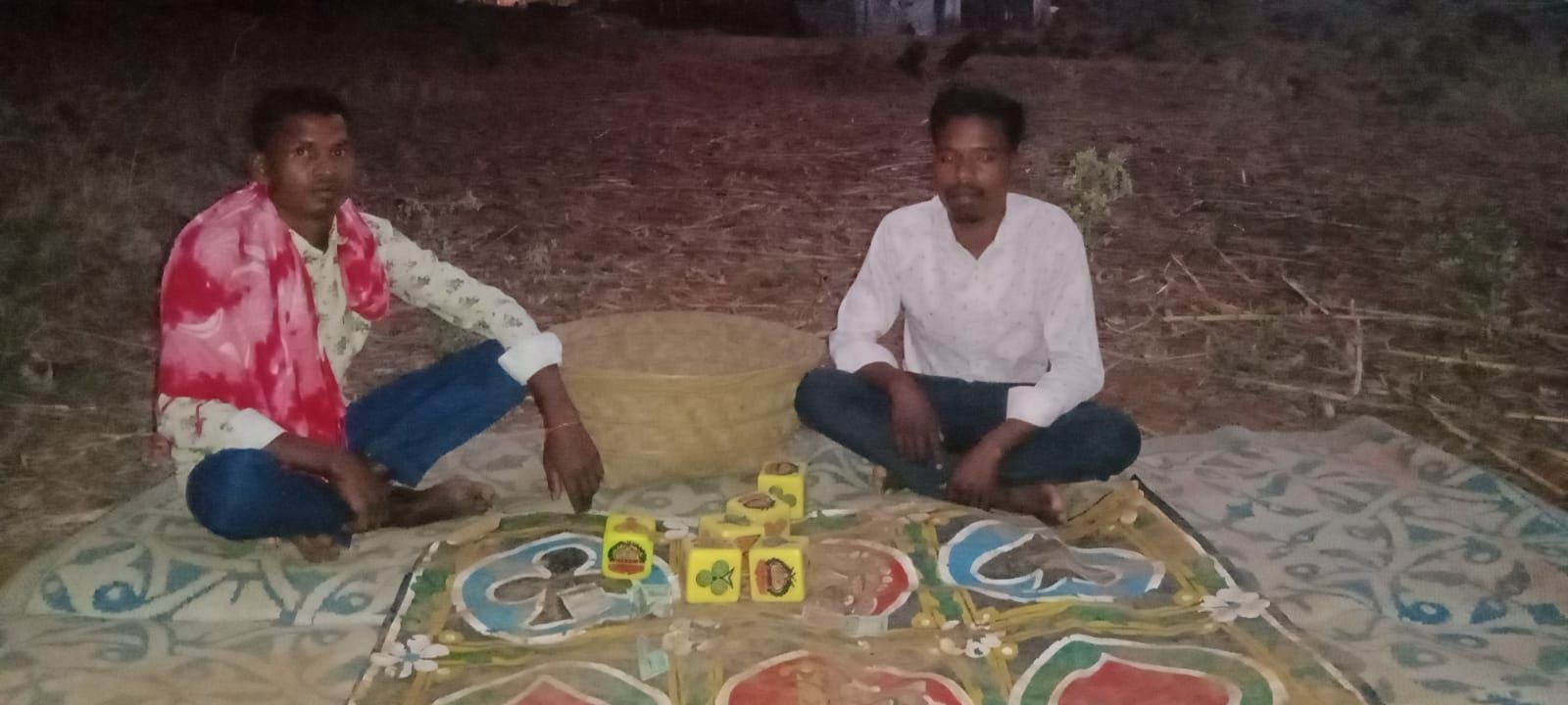 पुलिस ने दबिश देकर दो आरोपी गिरफ्तार, जुआ सामग्री व नगदी जब्त