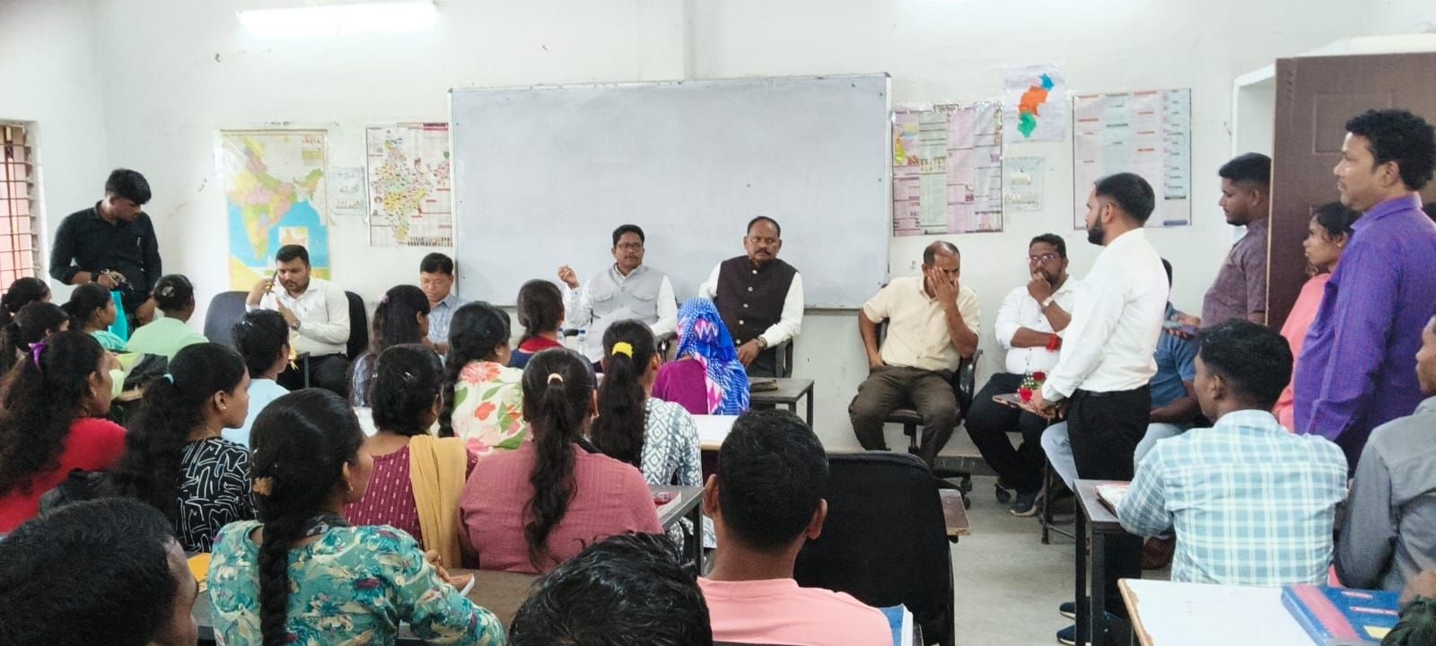 लक्ष्य निःशुल्क कोचिंग में रूप सिंह मंडावी ने छात्रों से किया संवाद, असफलता से न घबराने और निरंतर मेहनत की दी सीख