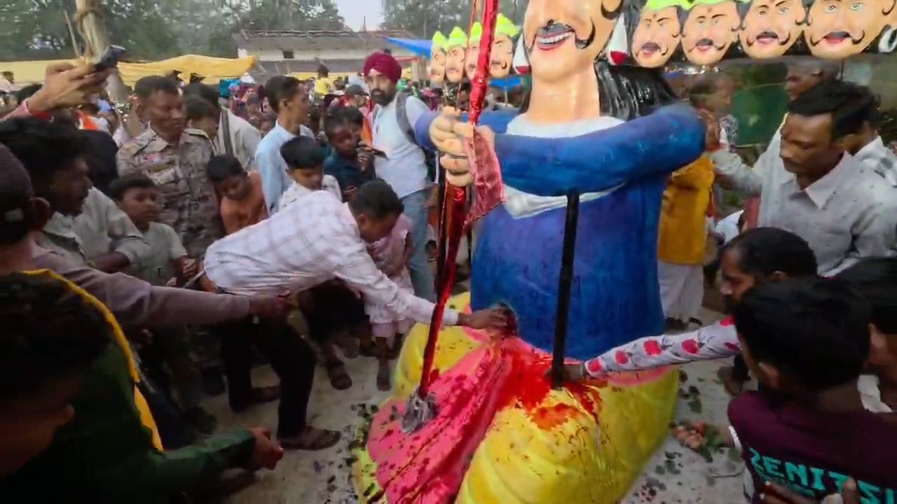 कोंडागांव में मिट्टी रावण बना, देते है पर्यावरण संरक्षण का संदेश 