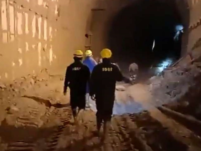 सुरंग में फंसे 34 लोगों को बचाने के लिए अभियान जारी, 10 एजेंसियों के 1 हजार से अधिक जवान जुटे