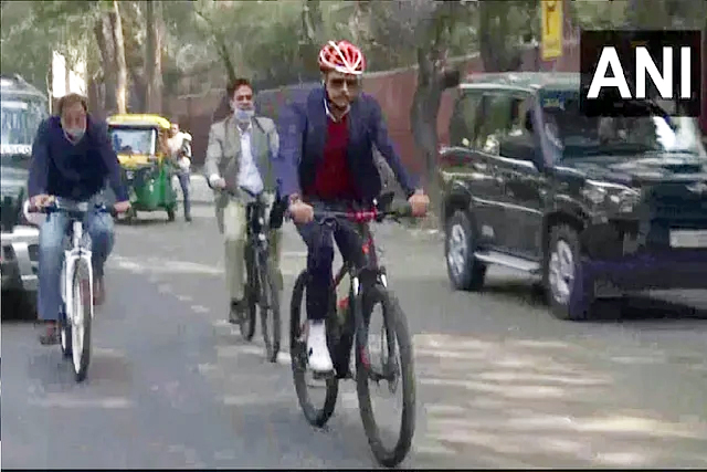 साइकिल पर दफ्तर पहुंचे रॉबर्ट वाट्रा, पेट्रोल - डीजल की बढ़ी कीमतों को कुछ इस तरह किया विरोध