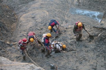 एनडीआरएफ ने 27 लोगों को बचाया, अभी भी टनल में फंसे हैं 50 लोग