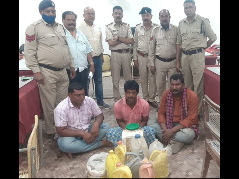 सौ लीटर महुआ शराब जब्त, तीन पकड़ाए, एक फरार