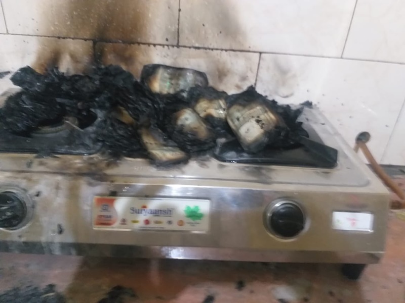 500 रुपए के बंडल रसोई गैस चूल्हे पर रख कर जला दिए, फिर भी न बच सका रिश्वतखोर तहसीलदार