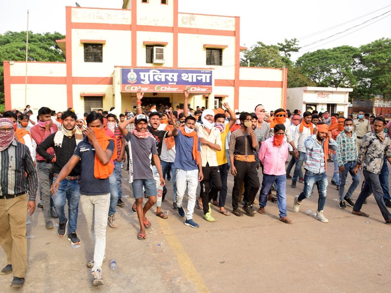 दो गुटों में खूनी खेल, थाना घेराव, बलवा-हत्या के प्रयास का मामला दर्ज