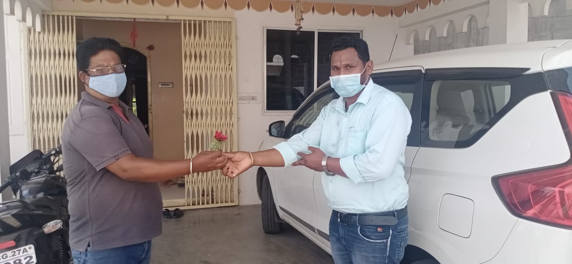 गांधीगीरी का रास्ता अपनाते हुए कांग्रेसियों ने भाजपा के पदाधिकारियों को फूल देकर अपनी बात मोदी जी तक पहुंचाने की, की अपील