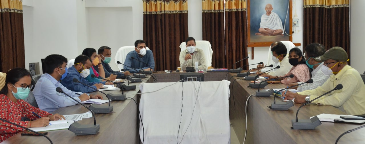 18 से 44 वर्ष के अंत्योदय कार्डधारी अधिक से अधिक कराएं वैक्सीनेशन- कलेक्टर धर्मेश साहू