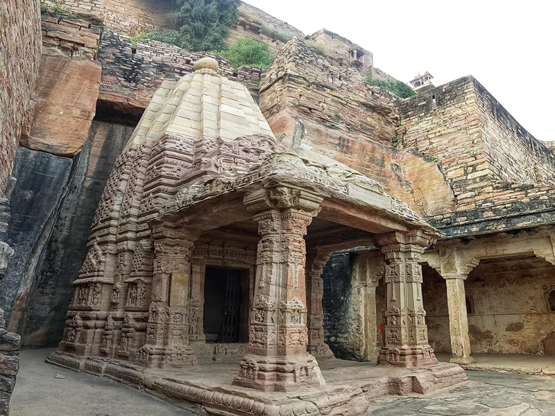 शून्य की अवधारणा का प्रथम शिलालेख ग्वालियर के मंदिर में..