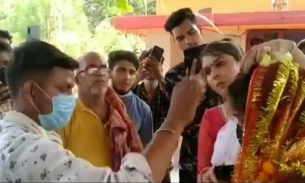 प्रेमी-प्रेमिका पकड़े गए आपत्तिजनक स्थिति में, हाई वोल्टेज ड्रामे के बाद थाने में हुई शादी