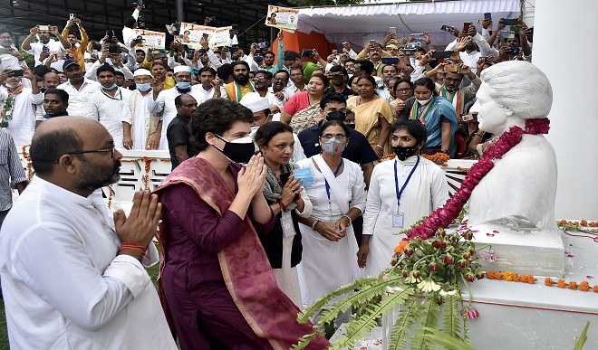 तीन दिवसीय लखनऊ दौरे पर पहुंची प्रियंका ने योगी सरकार पर साधा निशाना, कहा- यूपी हो रहा लोकतंत्र का चीरहरण