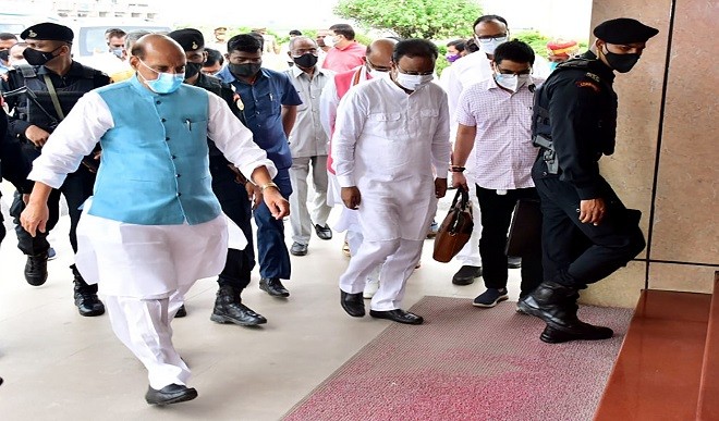 चीन संग तनातनी के बीच राजनाथ सिंह की पूर्व रक्षा मत्रियों संग अहम मीटिंग, CDS रावत और सेना प्रमुख रहे मौजूद