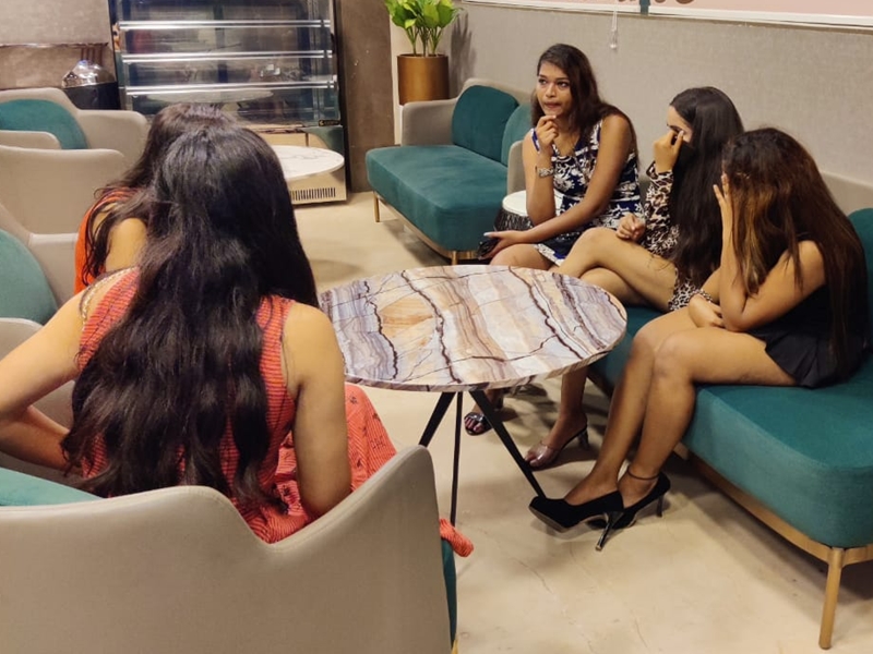 राजधानी में देर रात दो कैफे में पुलिस की दबिश, युवक और युवतियां मिले नशे में
