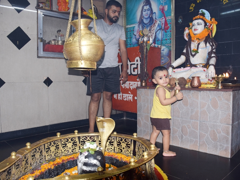 सावन के पहले दिन शिवालयों में भोलेनाथ का दर्शन करने लगा तांता