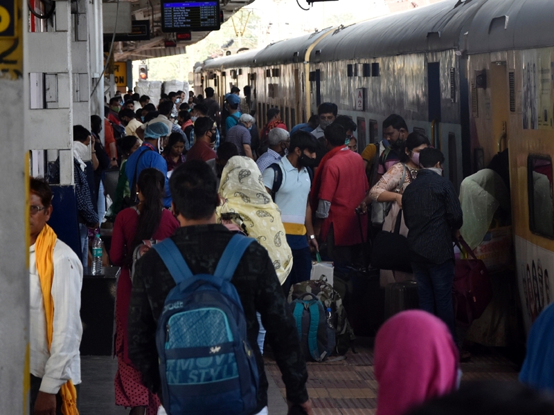 90 फीसद दौड़ रही ट्रेनें, बिहार और उप्र जाने वाली ट्रेनों में मारामारी