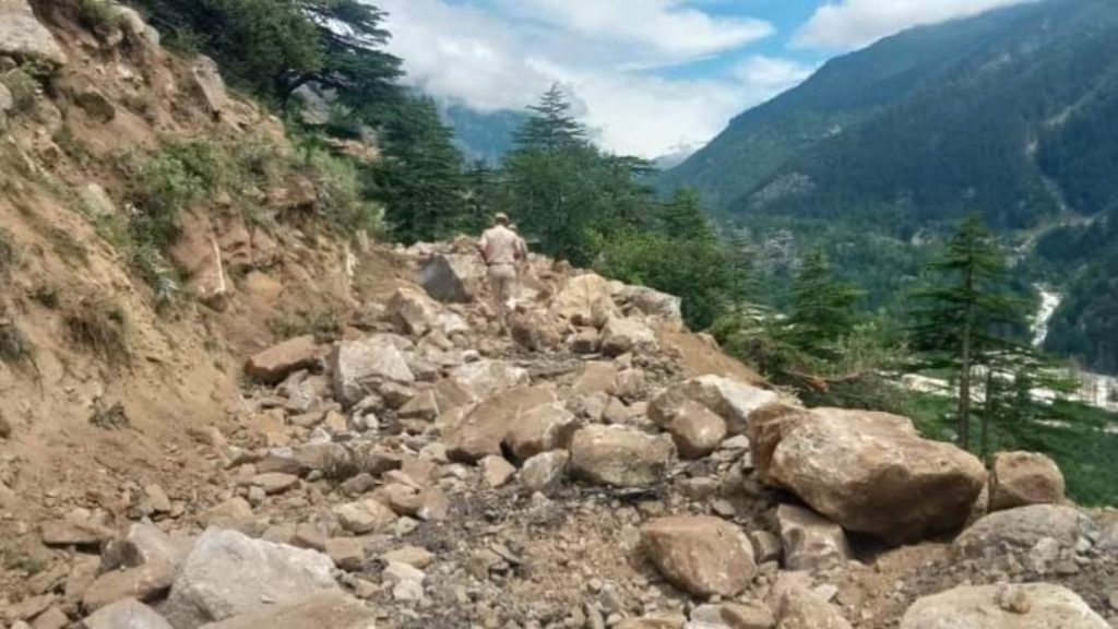 हिमाचल प्रदेश में पहाड़ी से टूटकर गिरी चट्टानें, छत्तीसगढ़ के 2 पर्यटक समेत 9 लोगों की मौत, एक झटके में टूट गया पुल
