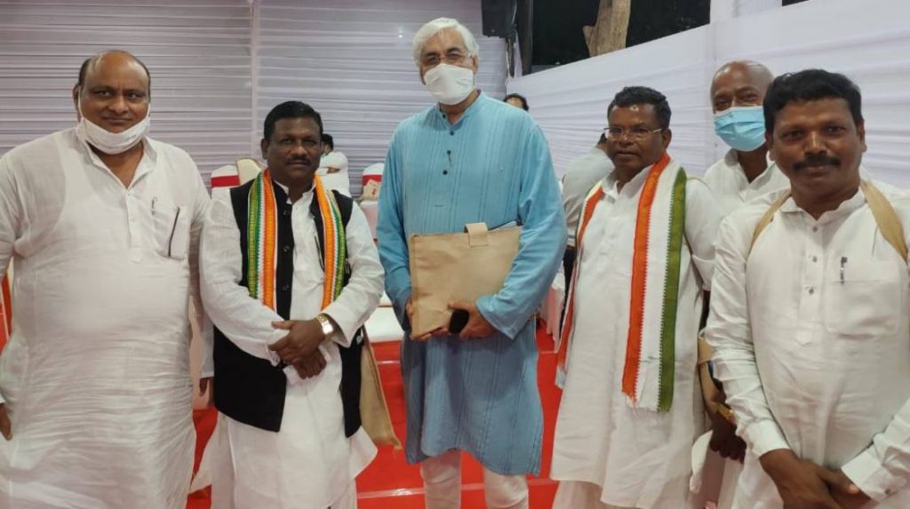 बृहस्पत-टीएस सिंह विवाद: सोशल मीडिया और वेबसाइट्स पर फैल रही भ्रामक जानकारी, पुलिस छानबीन में ‘बाबा’ के खिलाफ नहीं मिली कोई साजिश