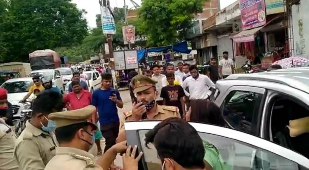 बिगड़ैल कार सवार युवती का यातायात पुलिस से अभद्रता, वीडियो हुआ सोशल मीडिया पर वायरल