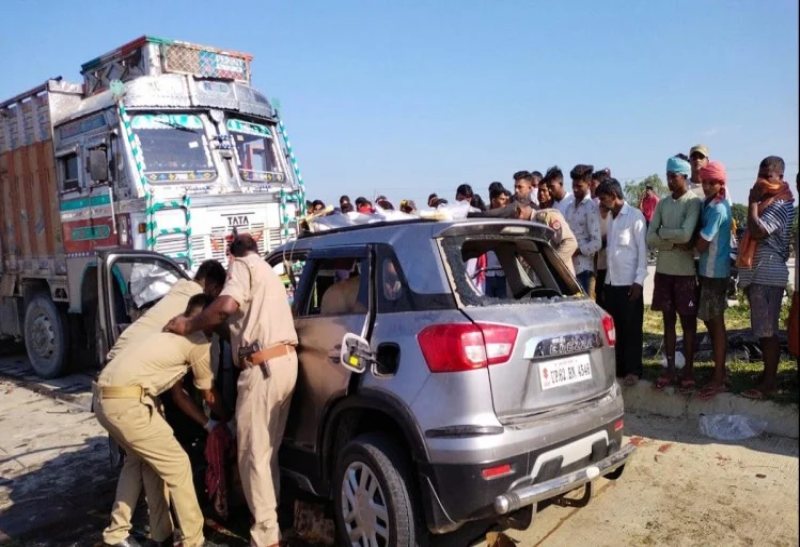 बारातियों से भरी कार और ट्रक में आमने-सामने टक्कर, पांच लोगों की मौत