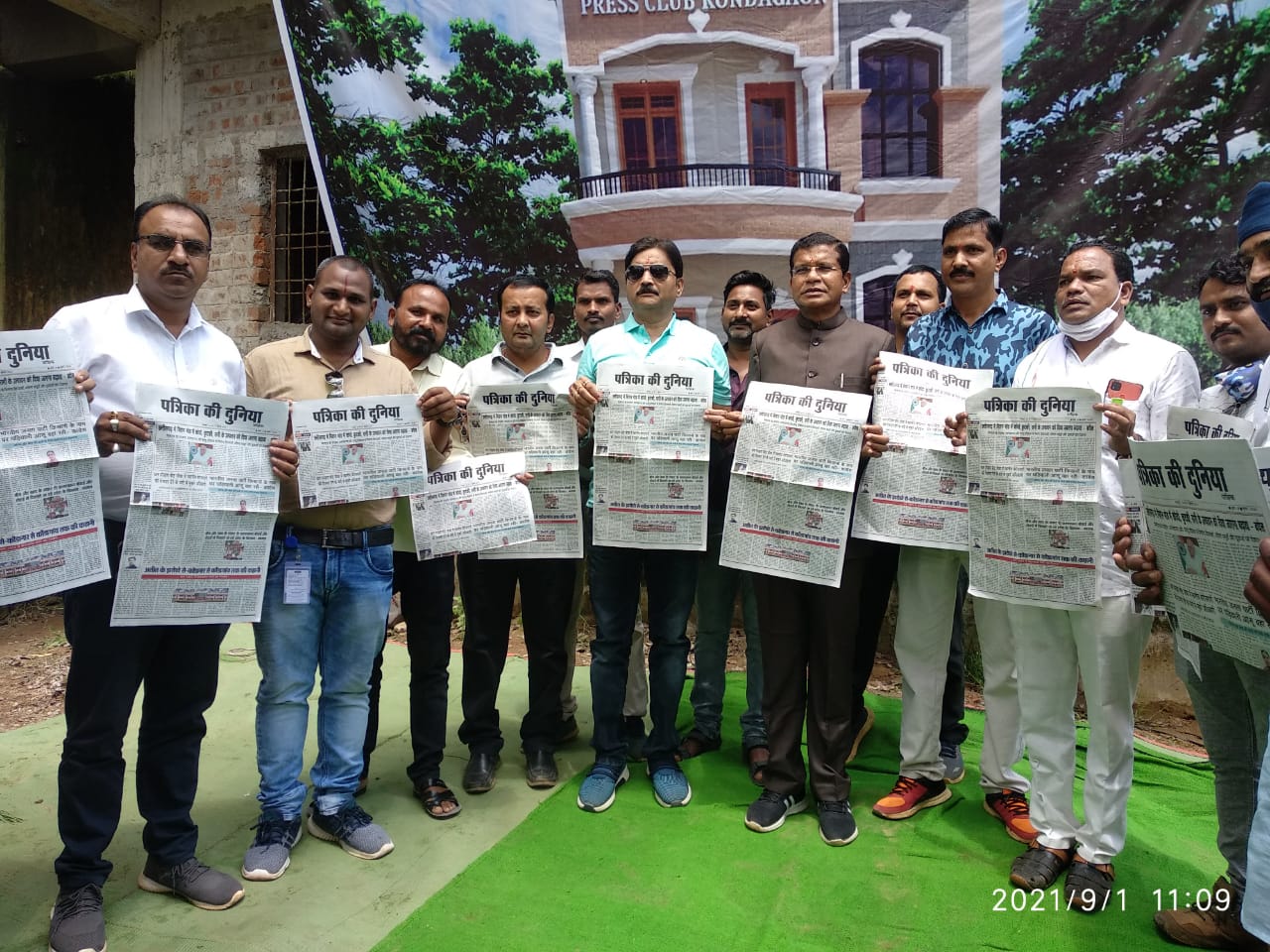 पीसीसी अध्यक्ष मोहन मरकाम ने पाक्षिक समाचार पत्र "पत्रिका की दुनिया" का किया विमोचन