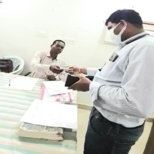 जमीन का नक्शा खसरा के लिए पैसे लेने वाला राजस्व निरीक्षक देवेंद्र देवांगन निलंबित