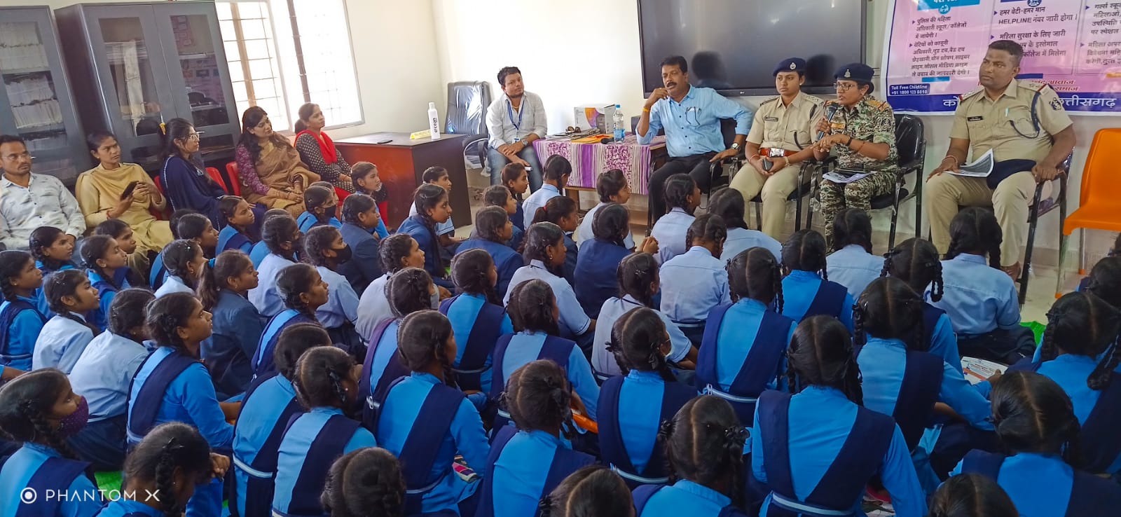 हमर बेटी हमर मान" अभियान के तहत कोंडागांव पुलिस ने स्वामि आत्मानंद उच्चतर माध्यमिक विद्यालय फरसगांव में किया विशेष कार्यक्रम