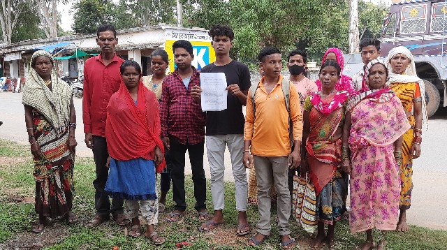 दो आदिवासी परिवार ने दिया कलेक्टर, एसपी को आत्महत्या के लिए आवेदन
