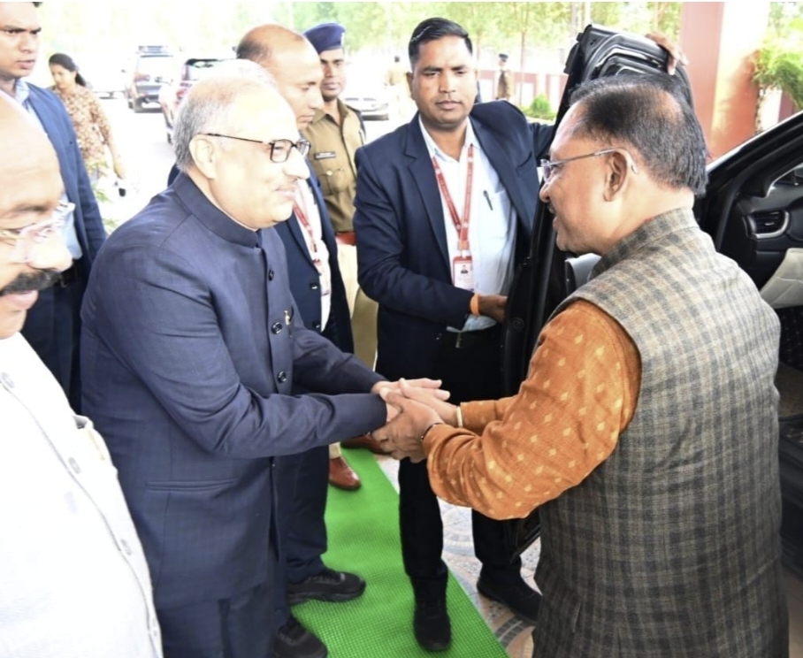 मुख्यमंत्री विष्णु देव साय से  छत्तीसगढ़ उच्च न्यायालय के मुख्य न्यायाधिपति जस्टिस रमेश सिन्हा ने की सौजन्य मुलाकात