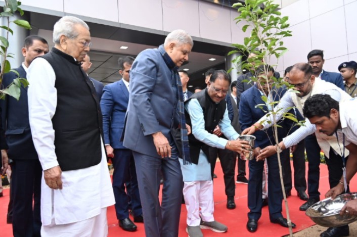 उप राष्ट्रपति जगदीप धनखड़, राज्यपाल और मुख्यमंत्री ने विश्वविद्यालय परिसर में मौल श्री का पौधा रोपण किया...