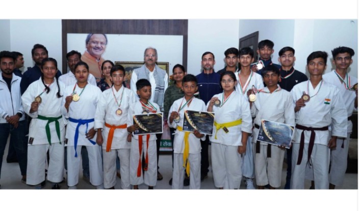 शिक्षा मंत्री बृजमोहन अग्रवाल से राज्य स्तरीय कराटे के विजेता खिलाड़ियों ने की मुलाकात...