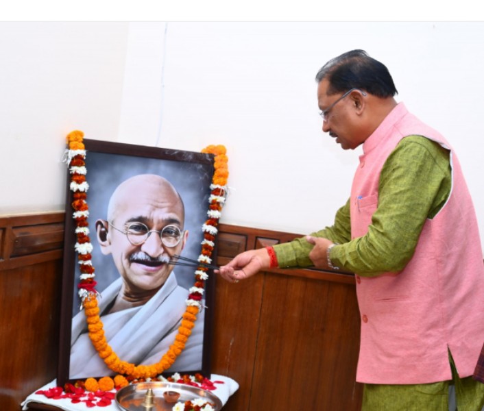 मुख्यमंत्री विष्णु देव साय ने राष्ट्रपिता महात्मा गांधी की पुण्यतिथि पर किया नमन...
