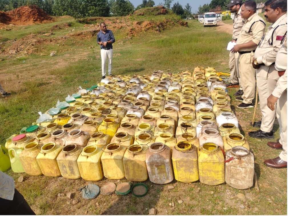आबकारी विभाग की कार्रवाई, 2250 किलो महुआ लाहन व 7 लीटर महुआ शराब जब्त