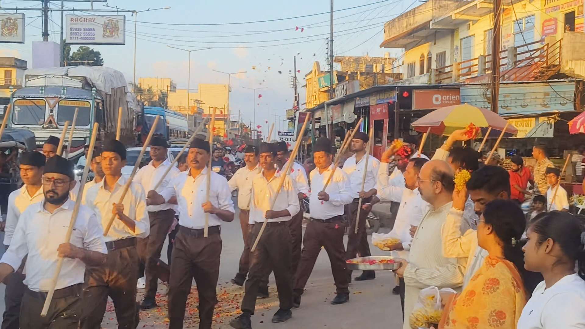 संघ के शताब्दी वर्ष पर आरएसएस का पथ संचलन सम्पन्ननगरवासियों ने पुष्पवर्षा कर किया स्वागत